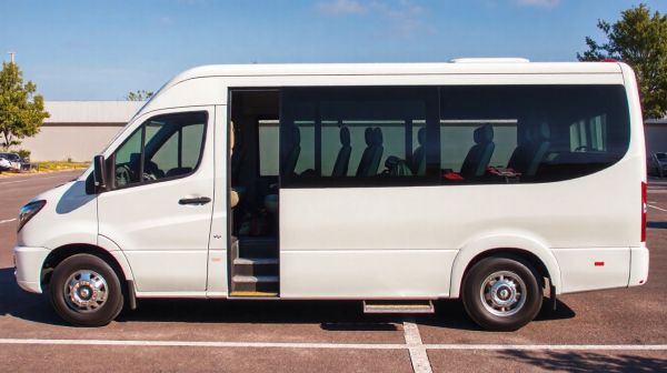 Choisir un minibus 9 places pour vos voyages confortables en groupe