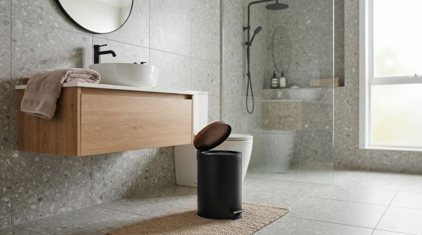 Découvrez les poubelles contemporaines pour réinventer votre salle de bain